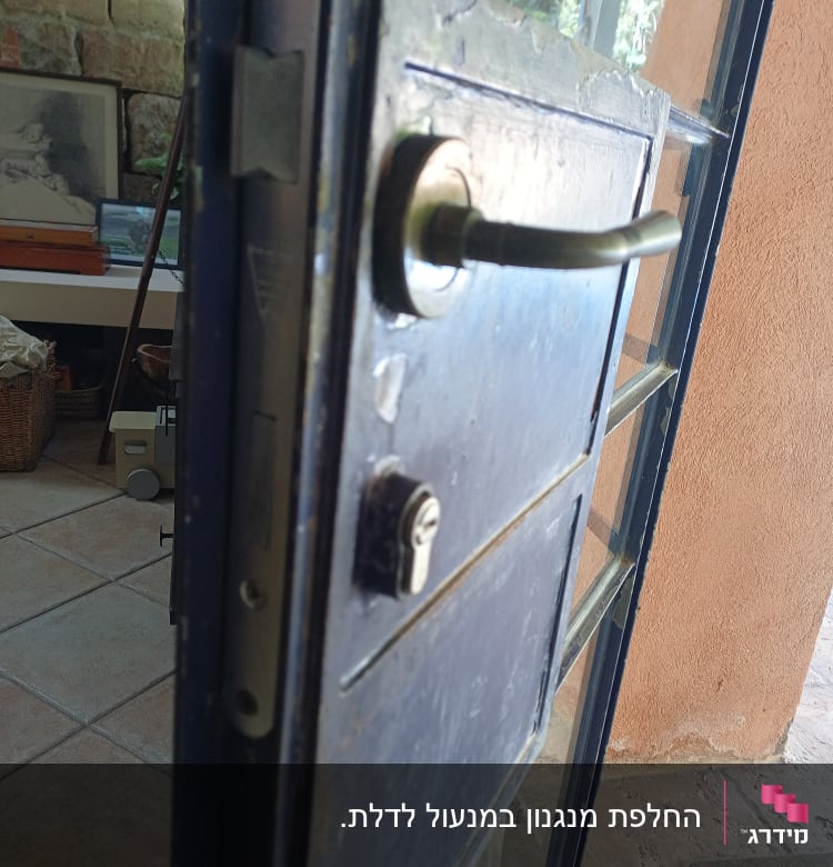 דלת מתכת עם מנעול וידית פתוחה